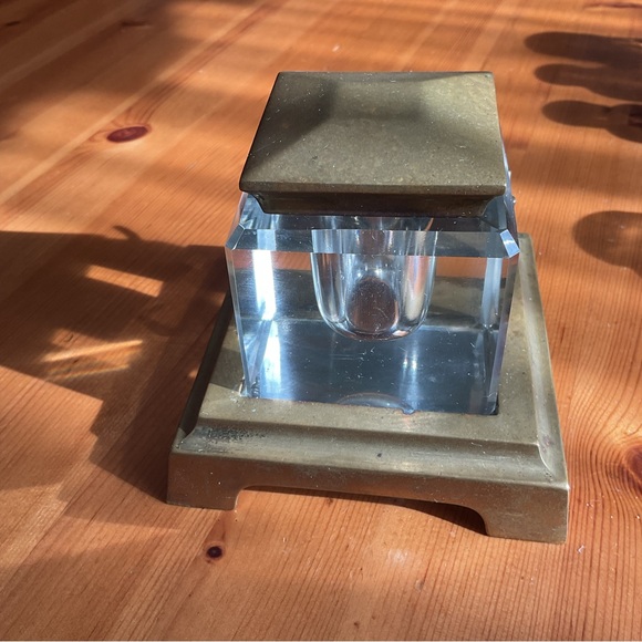 ANTIQUE BRASS & LEAD CRYSTAL INKWELL / PEN HOLDER GLOWY URANIUM VINTAGE NEON - Picture 3 of 14